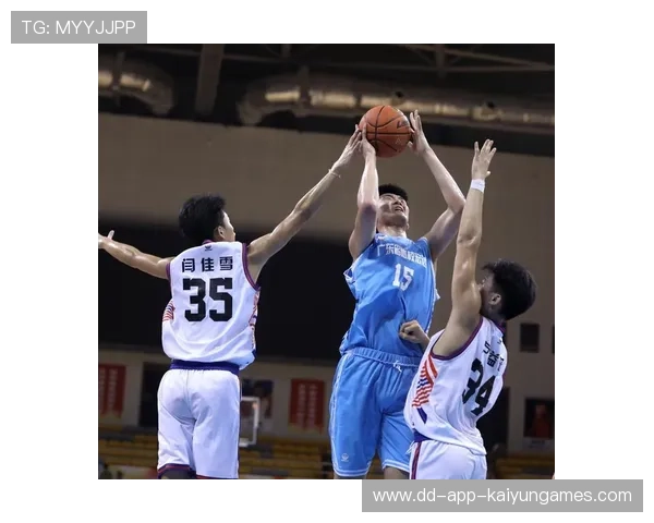 中国篮球如何推动跨领域人才加入篮球行业发展，当前中国篮球运动推进职业化