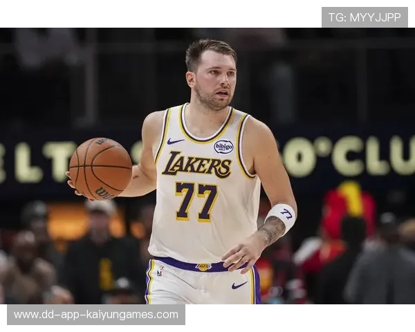 湖人东契奇高位策应，顺下吃饼轻松得分