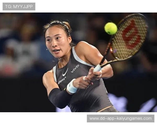 郑钦文强力发球直接得分,澳网后排名稳居世界前十行列 郑钦文强力发球直接得分,澳网后排名稳居世界前十行列