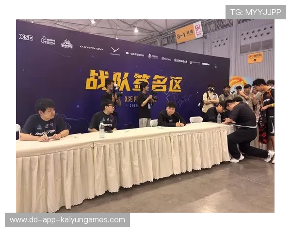 [战队名]定制款周边：这款带选手签名的鼠标垫被抢疯了